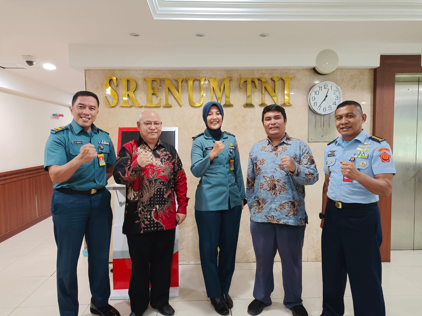 Penyerahan Certificate kepada Narasumber Webinar Bela Negara Kolonel. Lek. Bambang Budi Kuncoro
